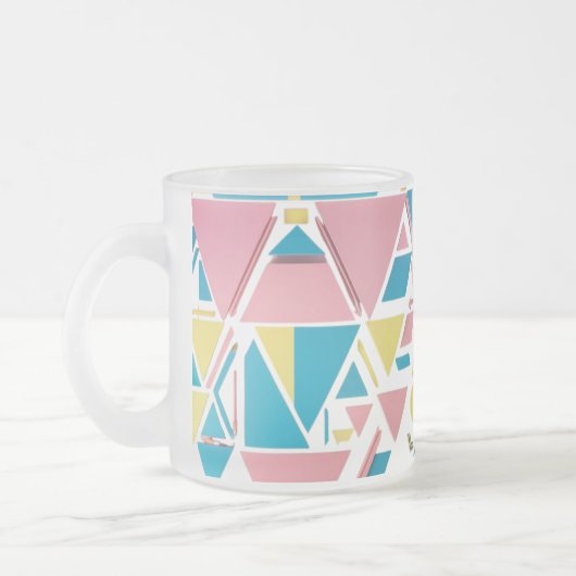 Pastel geometrische driehoeken – moderne retro fro matglas koffiemok (Links)