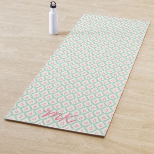 Pastel Girly Groen & Roze Patroon met Initialen Yogamat (In situ)