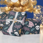 Pastel Gothic Kerstmis Cadeaupapier<br><div class="desc">Voeg een vleugje spookachtige charme toe aan uw vakantieseizoen met dit pastelgotische kerstinpakpapier. Perfect voor degenen die houden van een beetje Halloween magie gemengd in hun kerst juichen, dit grillige ontwerp beschikt over een unieke mix van feestelijke en griezelige elementen. Versierd met schedels, vleermuizen, kerstbomen, snoepstokken en peperkoek mannen, brengt...</div>