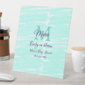 Pastel green baby in bloom monogram baby shower te reclamebord met voetstuk (Insitu)