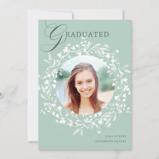 Pastel Groen Wit Wildflower Krans Afstuderen Aankondiging (Voorkant)