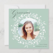 Pastel Groen Wit Wildflower Krans Afstuderen Aankondiging (Voorkant)