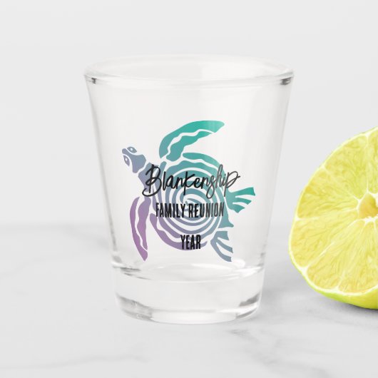 Pastel Groene Paarse Tribal Turtle Familie Reünie Shot Glas (Voorkant)