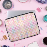 Pastel Iridescent Mermaid Scales Patroon Laptop Sleeve<br><div class="desc">Een zeemeerlijker schaalpatroon met iriserende pastelkleurige schalen. De schalen hebben een vroege blik effect,  zoals zij in verschillende kleuren kunnen schijnen. Ze worden geschetst in een nepgoudtextuur. Dit kikkerpatroon is perfect voor alle grote huiszeemaïden!</div>