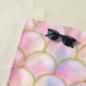 Pastel Iridescent Mermaid Scales Patroon Strandlaken (In situ)