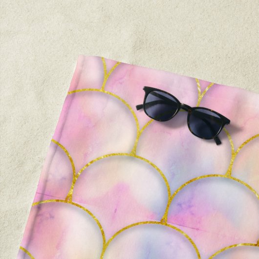 Pastel Iridescent Mermaid Scales Patroon Strandlaken (In situ)