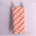 Pastel Koraal Geometrisch Checkerboard Theedoek<br><div class="desc">Herleef de levendige geest van de jaren '80 in uw keuken met deze dambord pastel keukenhanddoeken. Dit retro-geïnspireerde ontwerp heeft een levendig dambordpatroon in warme pasteltinten en brengt een vleugje nostalgie naar je culinaire ruimte. De speelse combinatie van kleuren voegt een vleugje plezier toe aan dagelijkse keukentaken, waardoor ze momenten...</div>