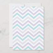 Pastel Lavender en Aqua Zig Zag Baby Uitnodiging (Achterkant)