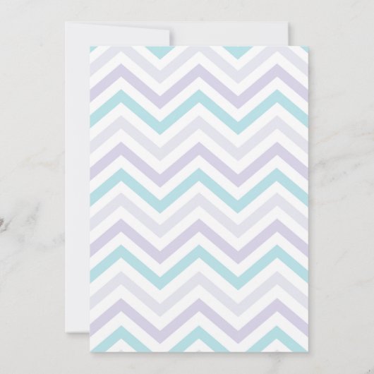 Pastel Lavender en Aqua Zig Zag Baby Uitnodiging (Achterkant)