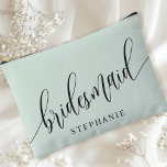 Pastel Mint Bruidsmeisje Moderne Kalligrafie Etui<br><div class="desc">Vier uw bruidsfeest met deze elegante pastel mint groene bruidsmeisje accessoire zakje. Met moderne kalligrafie en aanpasbaar met de naam van uw bruidsmeisje, is dit zakje zowel stijlvol als praktisch. De zachte stoffige salie kleur en het elegante script creëer hebben een verfijnde look, perfect voor het houden van make-up, toiletartikelen...</div>