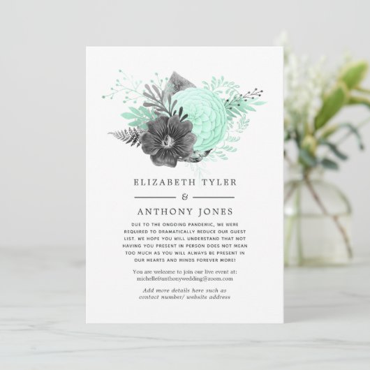 Pastel Mint & Charcoal Verminderde bruiloft gasten Aankondiging (Staand voorkant)