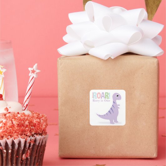 Pastel Paarse Baby Dinosaurussen Roar Verjaardagsf Vierkante Sticker (Feest)