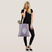 Pastel Paarse Oracle Owl Tote Bag (Op model)