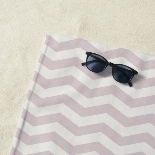 Pastel paarse zigzag streep geometrisch strandlaken (In situ)