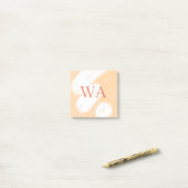 Pastel perzik oranje witte monogram retro vette na post-it® notes (Op bureau)