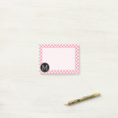 Pastel Pink en Black Polka Dots Aangepast monogram Post-it® Notes (Op bureau)
