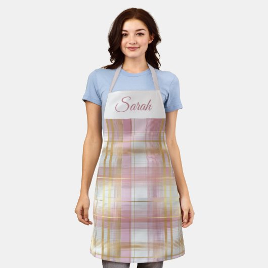 Pastel Pink & Gold Plaid Custom Name Kitchen Apron Schort (Gedragen)