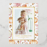 Pastel pompoenen en appels Thanksgiving Foto Folie Feestdagenkaart<br><div class="desc">Fijne Thanksgiving! Stuur warme feestdagen naar uw familie en vrienden met deze aanpasbare Thanksgiving kaart. Het beschikt over een aquarel patroon van roze esdoorn bladeren, pompoenen, appels en eikels. Personaliseer deze kaart met foto-Thanksgiving door uw gegevens toe te voegen. Deze gouden folie Thanksgiving fotokaart is verkrijgbaar in een verscheidenheid van...</div>