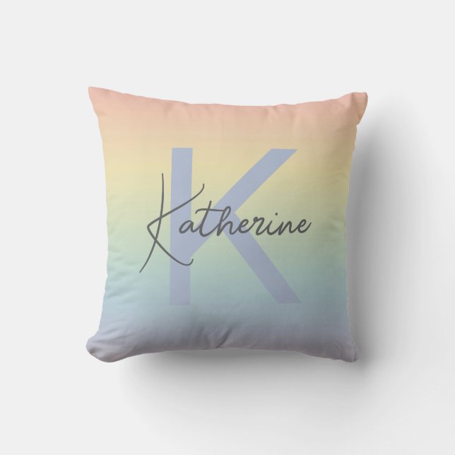 Pastel Rainbow Gradient Monogram Kussen (Voorkant)