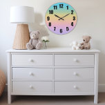 Pastel Rainbow Gradient Ombre Grote Klok<br><div class="desc">Versierd met een kalmerende gradiënt van pasteltinten blauw, groen, geel, roze en paarse, dit grillige palet creëer's een kalmerende en vreugdevolle sfeer, perfect voor de haven van je kleintje. Dit ontwerp past naadloos in elke kinderkamer, waardoor het een oase van rust en warmte wordt. Omarm de sereniteit van zachte genderneutrale...</div>