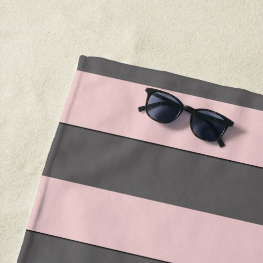 Pastel Red Stripes met Custom Text Beach DIVA Strandlaken (In situ)