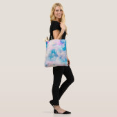 Pastel regenboog bewolkte hemel esthetisch tote bag (Op model)