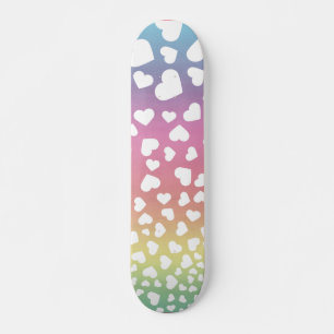 Pastel regenboogharten voor haar persoonlijk skateboard