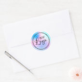 Pastel Roze Blauw Holografisch Gradiënt Logo Ronde Sticker (Envelop)