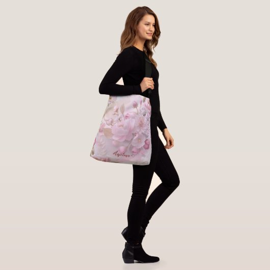 Pastel Roze Bloemen Zachte Elegante Patroon Person Crossbody Tas (Op model)