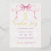 Pastel Roze Bow & Elegant Gouden Script Verjaardag Folie Uitnodiging (Voorkant)