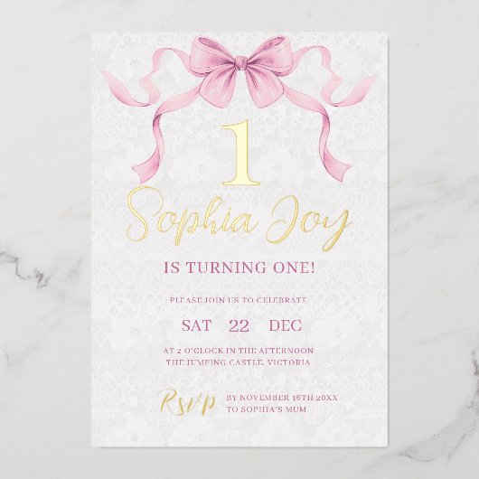 Pastel Roze Bow & Elegant Gouden Script Verjaardag Folie Uitnodiging (Voorkant)