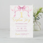 Pastel Roze Bow & Elegant Gouden Script Verjaardag Folie Uitnodiging (Staand Voorkant)