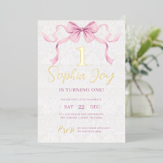 Pastel Roze Bow & Elegant Gouden Script Verjaardag Folie Uitnodiging (Staand Voorkant)