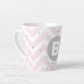 Pastel Roze Chevron en Stippen Grijs Monogram Latte Mok (Linkerhoek)