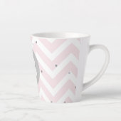 Pastel Roze Chevron en Stippen Grijs Monogram Latte Mok (Rechts)