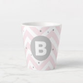 Pastel Roze Chevron en Stippen Grijs Monogram Latte Mok (Voorkant)