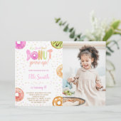 Pastel Roze Donut Birthday Invitatie met foto Kaart (Staand voorkant)