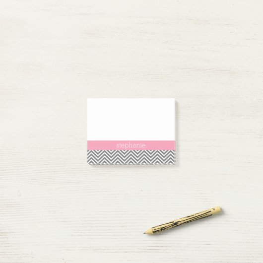 Pastel Roze en Grijze Chevrons Aangepaste naam Post-it® Notes (Op bureau)
