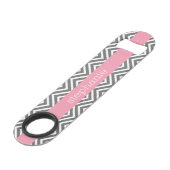 Pastel Roze en Grijze Chevrons Aangepaste naam Speed Flessenopener (Voorkant Gekanteld)