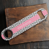 Pastel Roze en Grijze Chevrons Aangepaste naam Speed Flessenopener