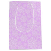 Pastel roze en witte kerst sneeuwvlokken patroon medium cadeauzakje (Voorkant)