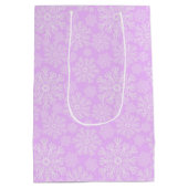 Pastel roze en witte kerst sneeuwvlokken patroon medium cadeauzakje (Achterkant)