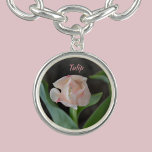 Pastel Roze Fancy Tulp Bloemen Zilver Vergulden Ketting<br><div class="desc">Deze enkele fancy pastel roze tulp omlijst en verpakt in groene bladeren is een prachtige bloemige hanger ketting. Tegen een donkere achtergrond kan haar naam worden aangepast voor een echt mooi en elegant cadeau om te kopen. Dit afbeelding is origineel gefotografeerd door JLW_PHOTOGRAPHY.</div>