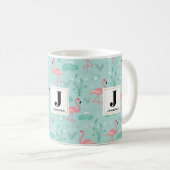Pastel roze flamingo's groen patroon monogram koffiemok (Voorkant rechts)