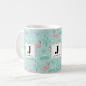 Pastel roze flamingo's groen patroon monogram koffiemok (Voorkant links)