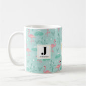 Pastel roze flamingo's groen patroon monogram koffiemok (Links)