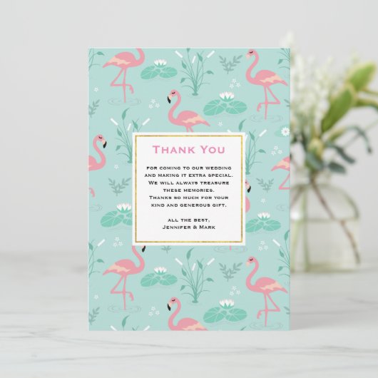 Pastel roze flamingo's op groene patroon bruiloft bedankkaart (Staand voorkant)