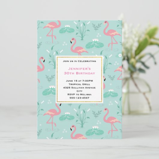 Pastel roze flamingo's op groene patroon verjaarda kaart (Staand voorkant)