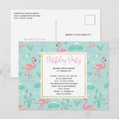 Pastel roze flamingo's op groene patroon verjaarda uitnodiging briefkaart (Voorkant / Achterkant)