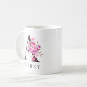 Pastel roze floral black bold script monogram naam koffiemok (Voorkant links)